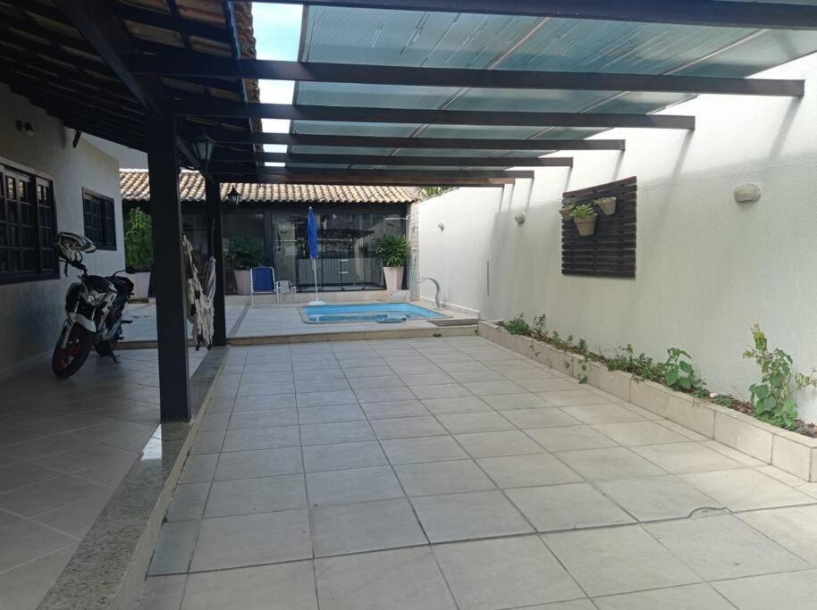 Uma casa de familia 4 Q com piscina