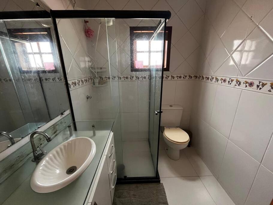 Uma casa de familia 4 Q com piscina