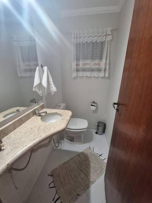 Uma casa de familia 4 Q com piscina