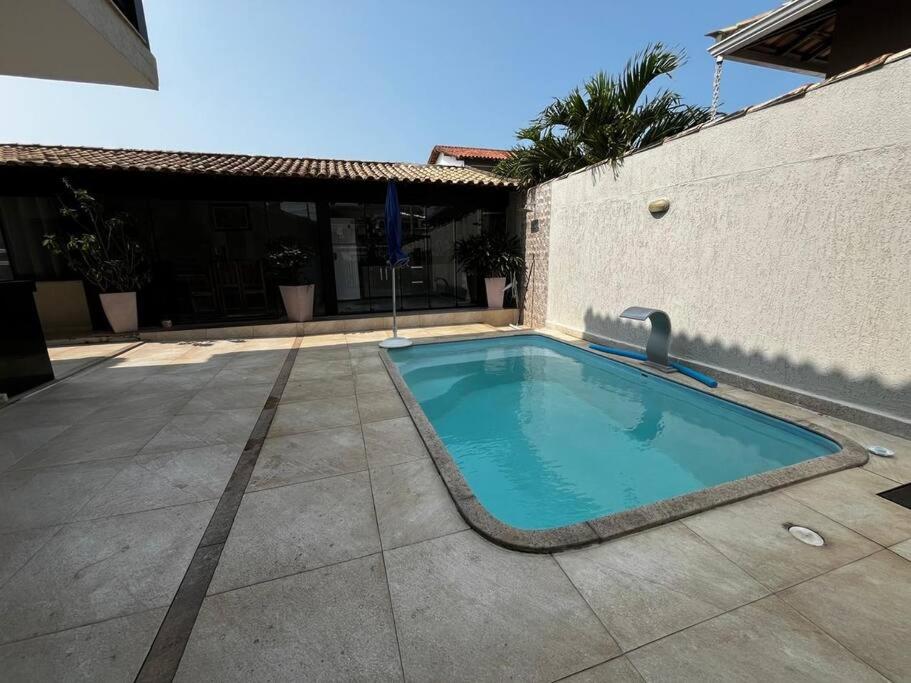 Uma casa de familia 4 Q com piscina