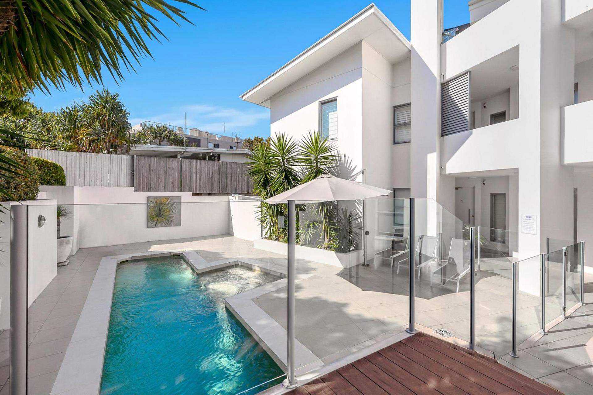 1 Alpha - Lovely and Spacious 3 bed apartment all on one level lift pool air con garden outlook view 2