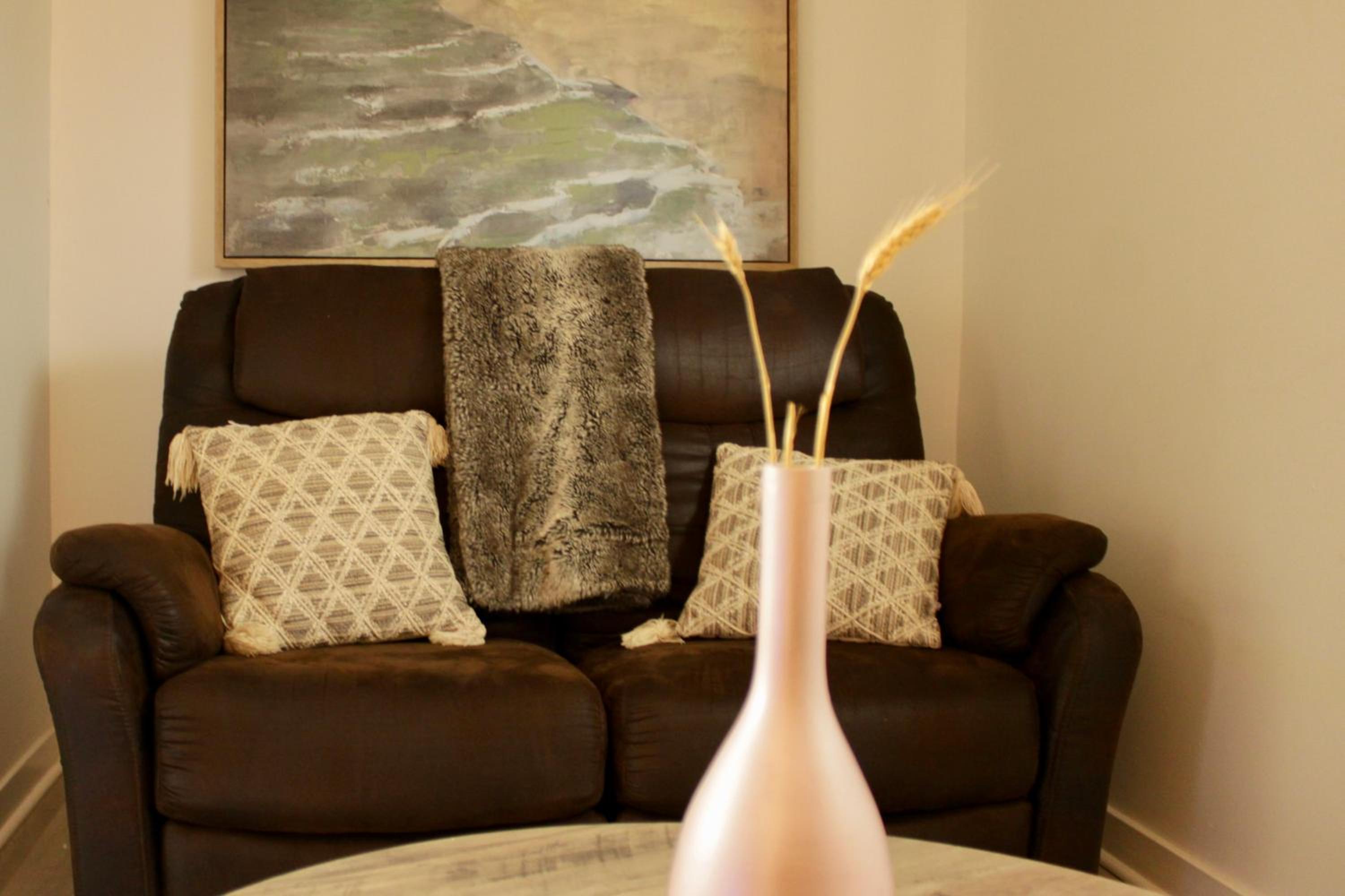 2BR Downtown Hull