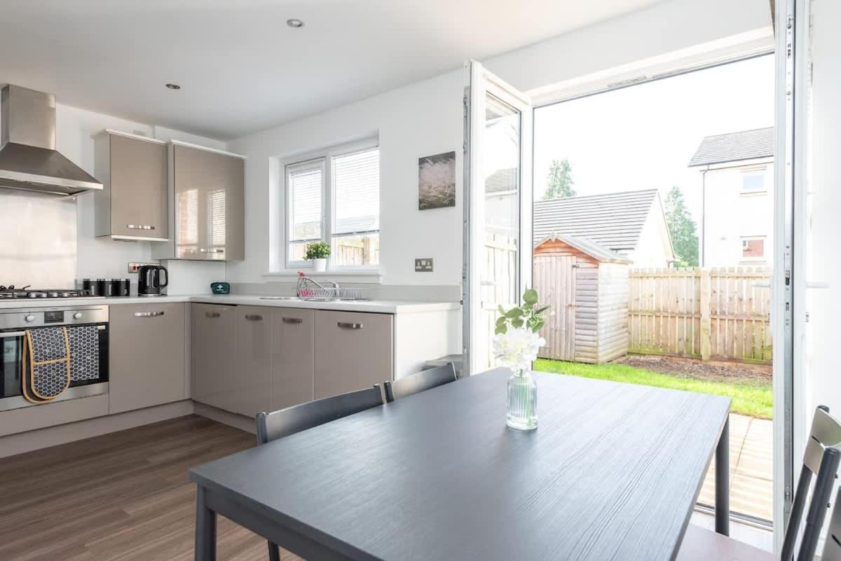 4 Bedroom House - Free Parking view 2