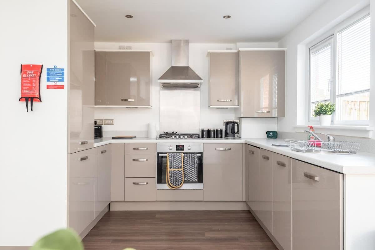 4 Bedroom House - Free Parking view 3
