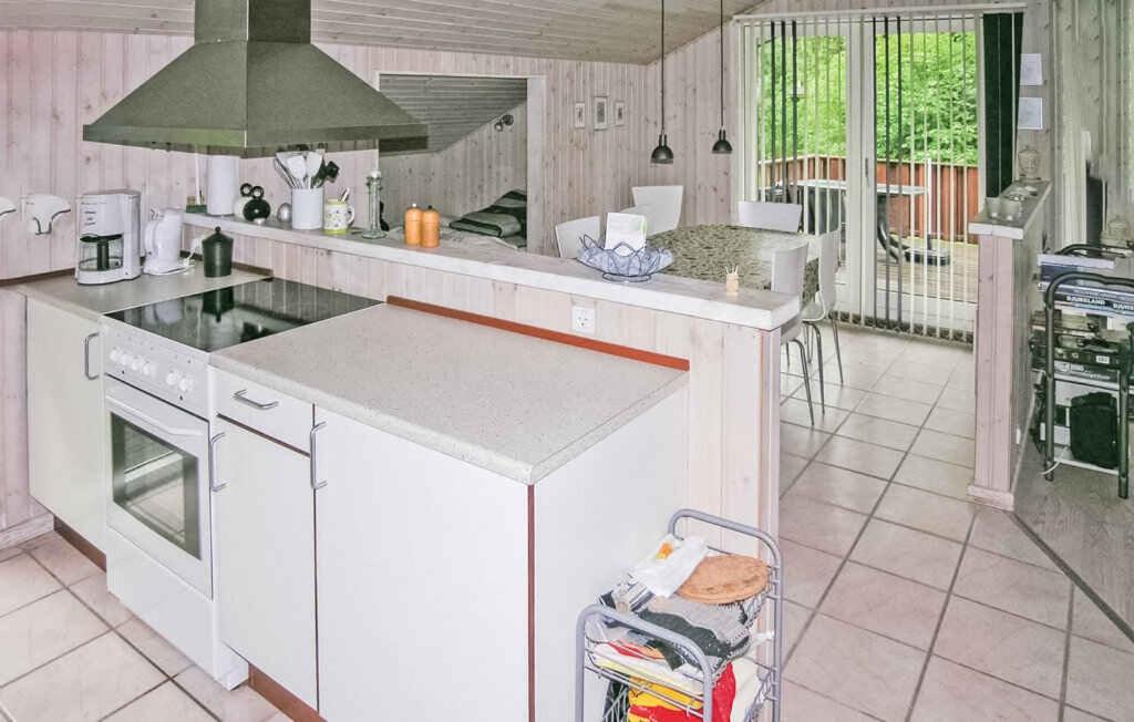 Cozy Summer House Close To The Beach view 3