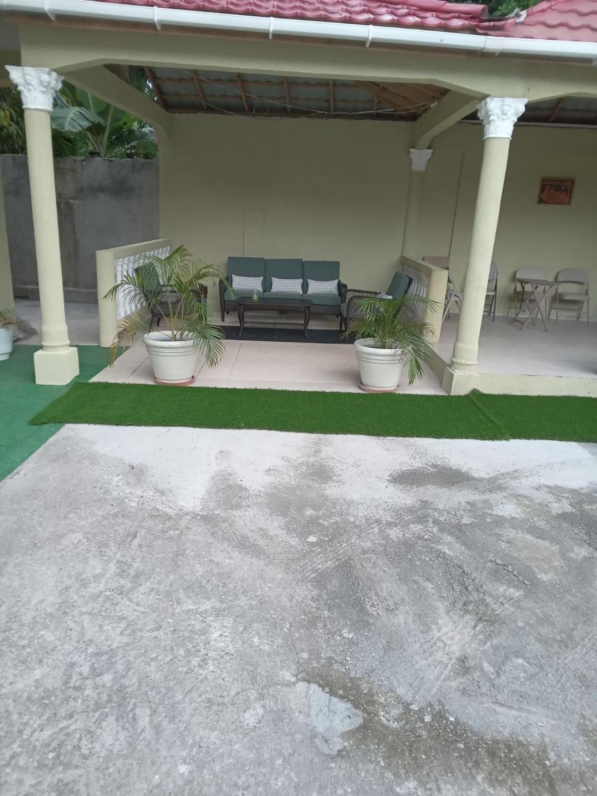 Hotel Comfy Guest Rooms - Image 1