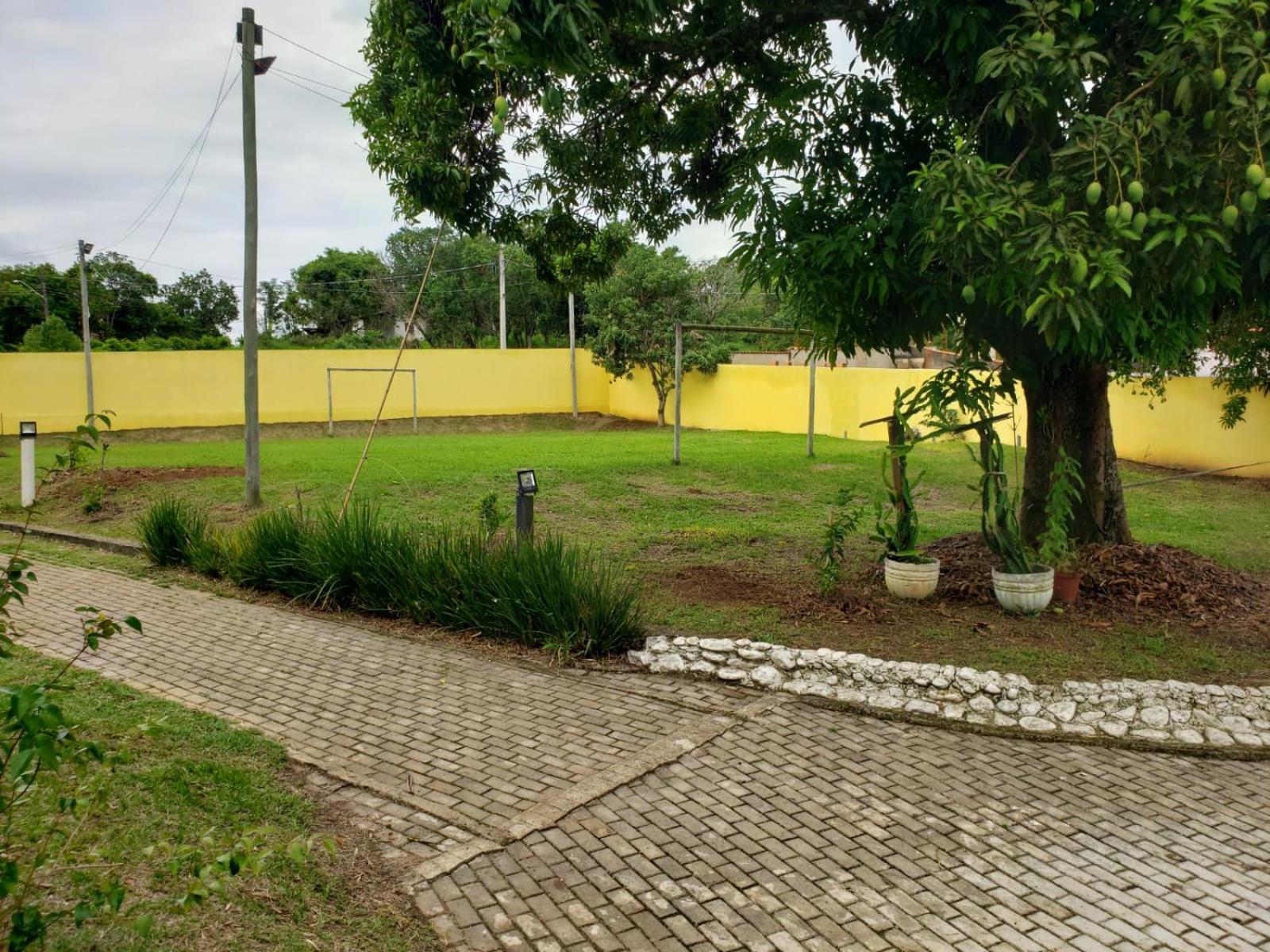 Chácara charmosa com piscina, campo de futebol