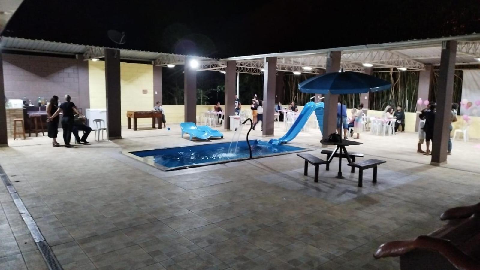 Chácara charmosa com piscina, campo de futebol