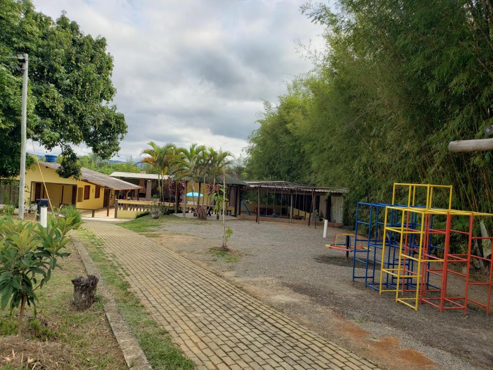 Chácara charmosa com piscina, campo de futebol