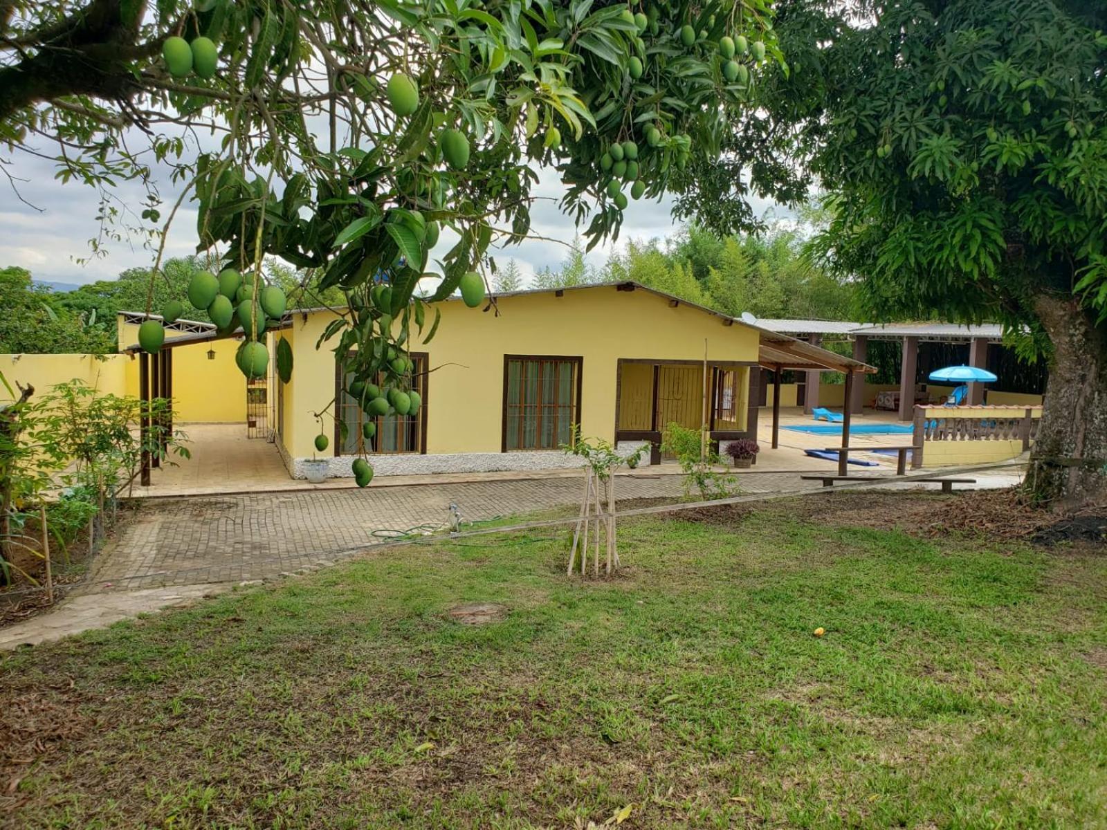 Chácara charmosa com piscina, campo de futebol