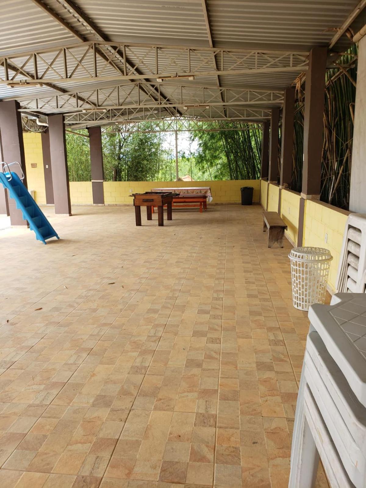 Chácara charmosa com piscina, campo de futebol