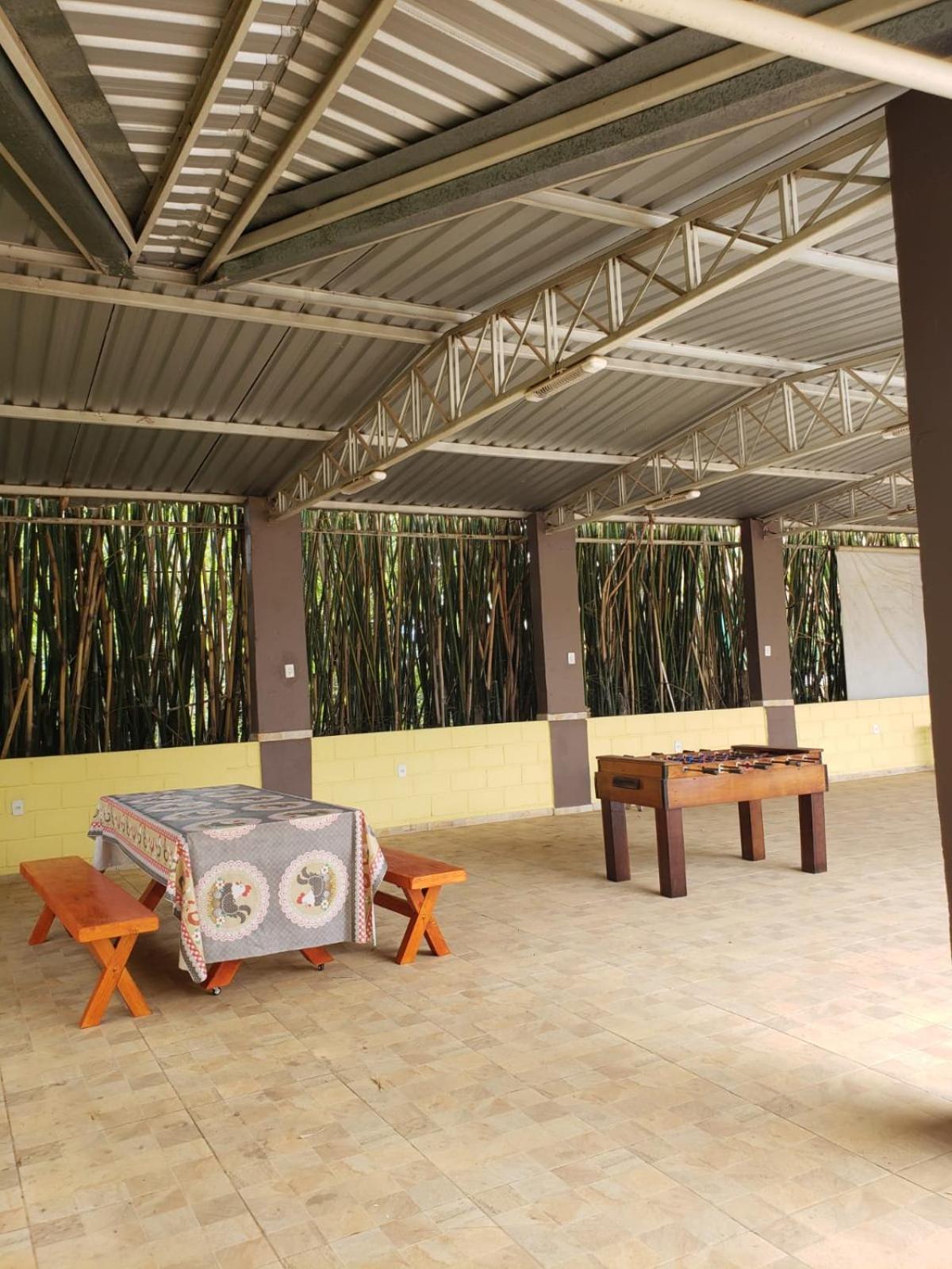 Chácara charmosa com piscina, campo de futebol