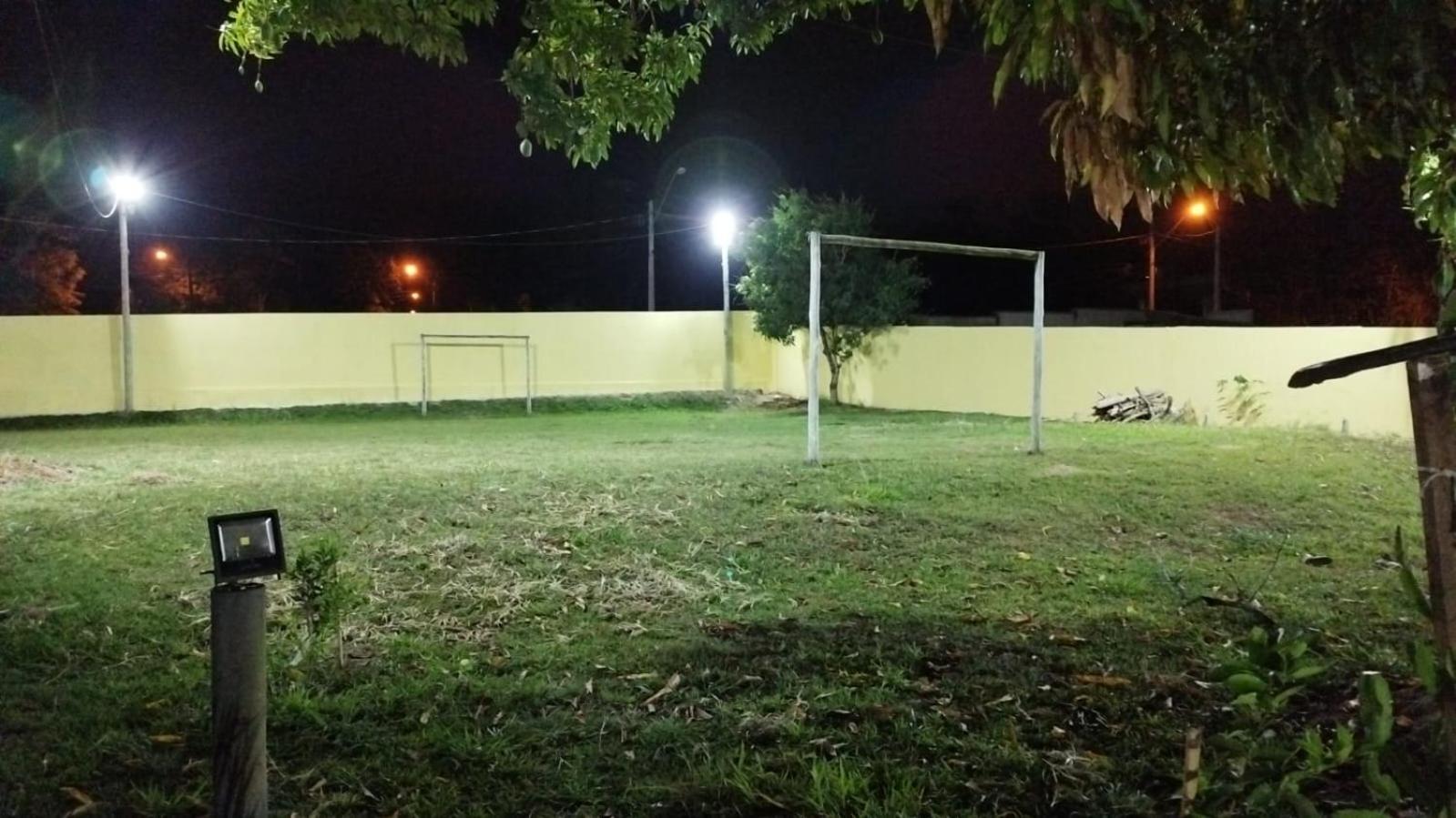 Chácara charmosa com piscina, campo de futebol