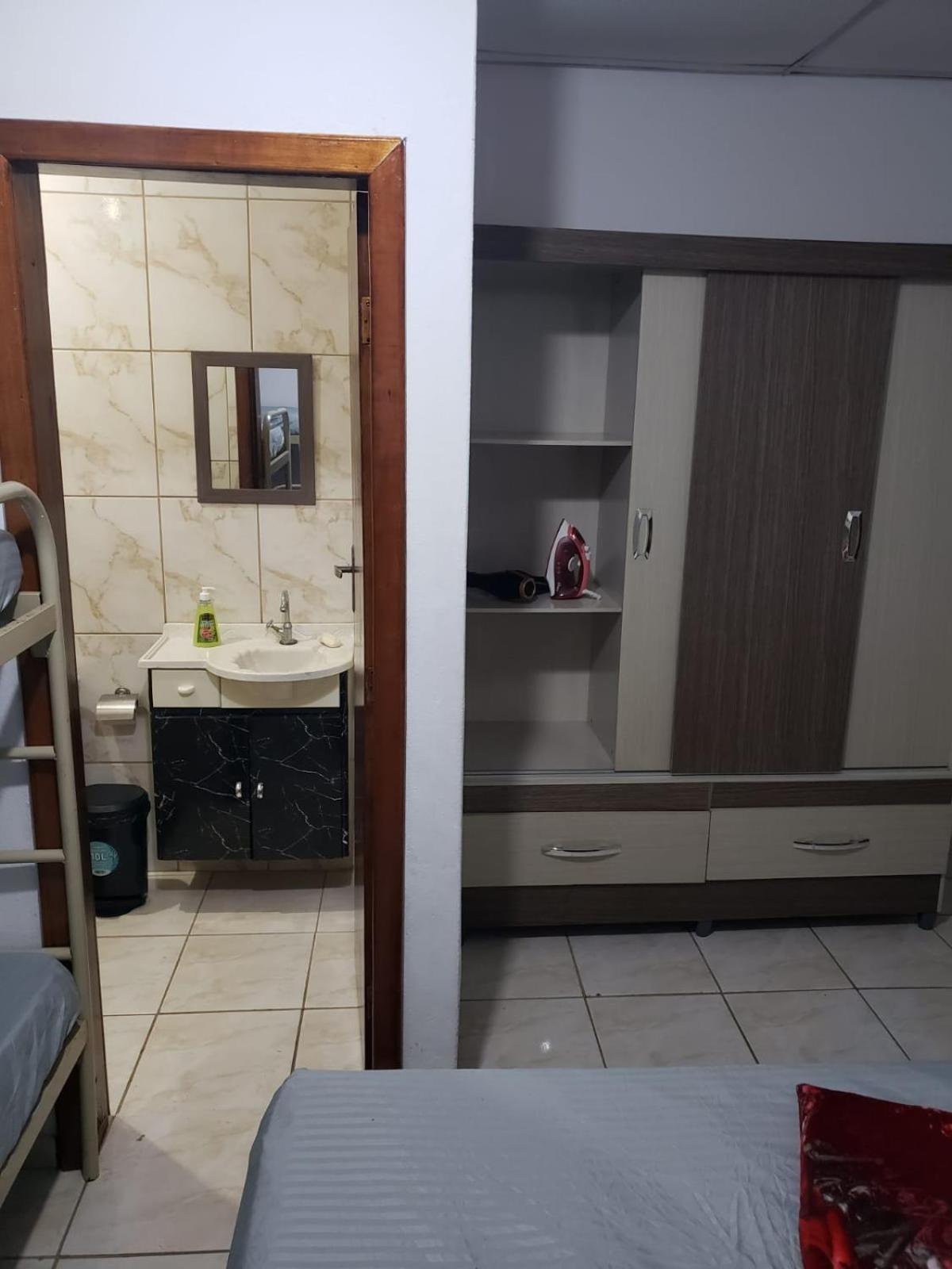 Chácara charmosa com piscina, campo de futebol