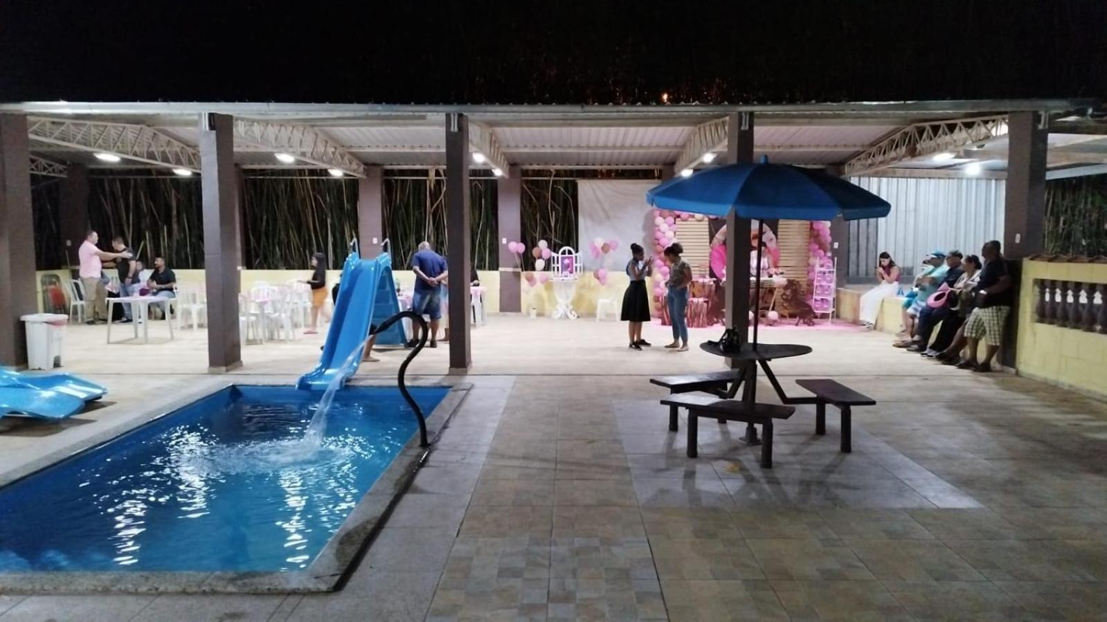 Chácara charmosa com piscina, campo de futebol
