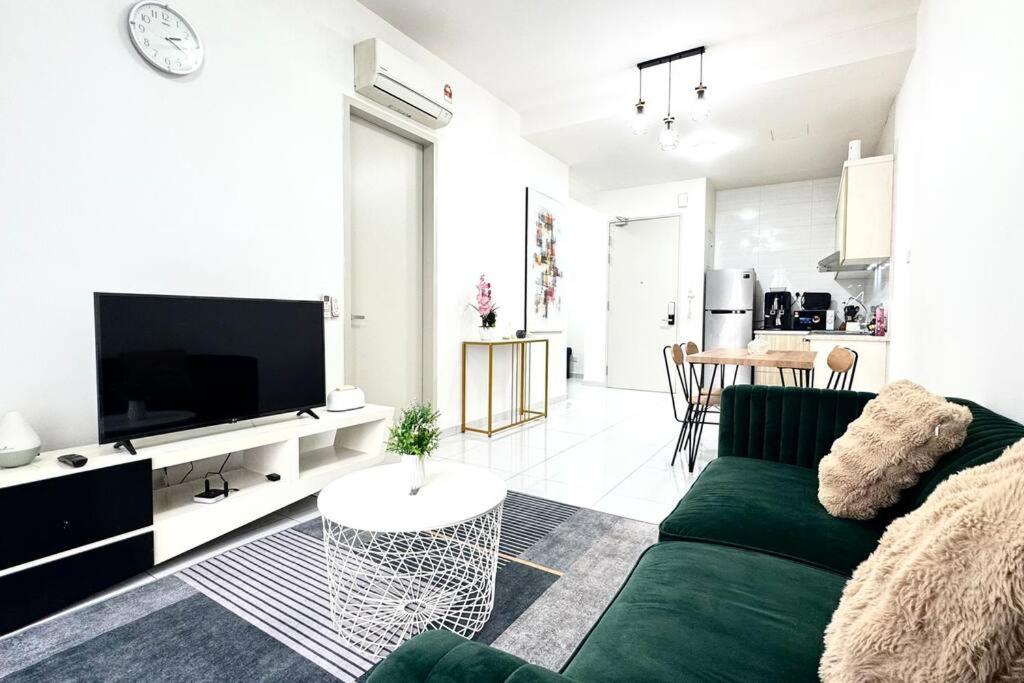 Sky Trees Bukit Indah AEON 2BED 5pax netflix Aircond