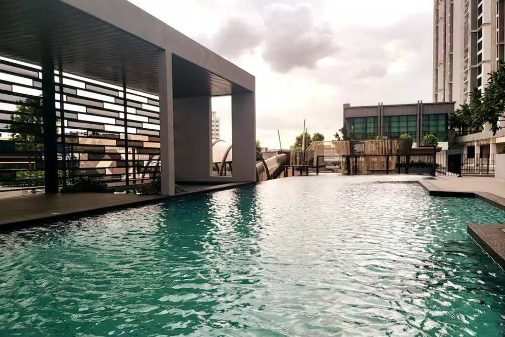 Sky Trees Bukit Indah AEON 2BED 5pax netflix Aircond
