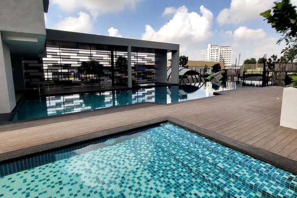 Sky Trees Bukit Indah AEON 2BED 5pax netflix Aircond
