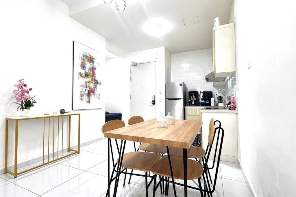 Sky Trees Bukit Indah AEON 2BED 5pax netflix Aircond