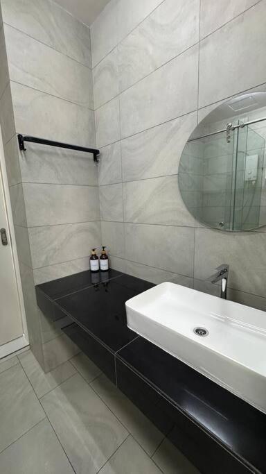 Sky Trees Bukit Indah AEON 2BED 5pax netflix Aircond