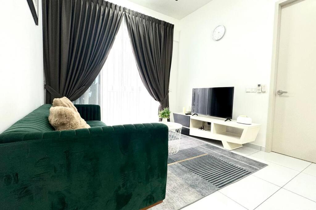 Sky Trees Bukit Indah AEON 2BED 5pax netflix Aircond