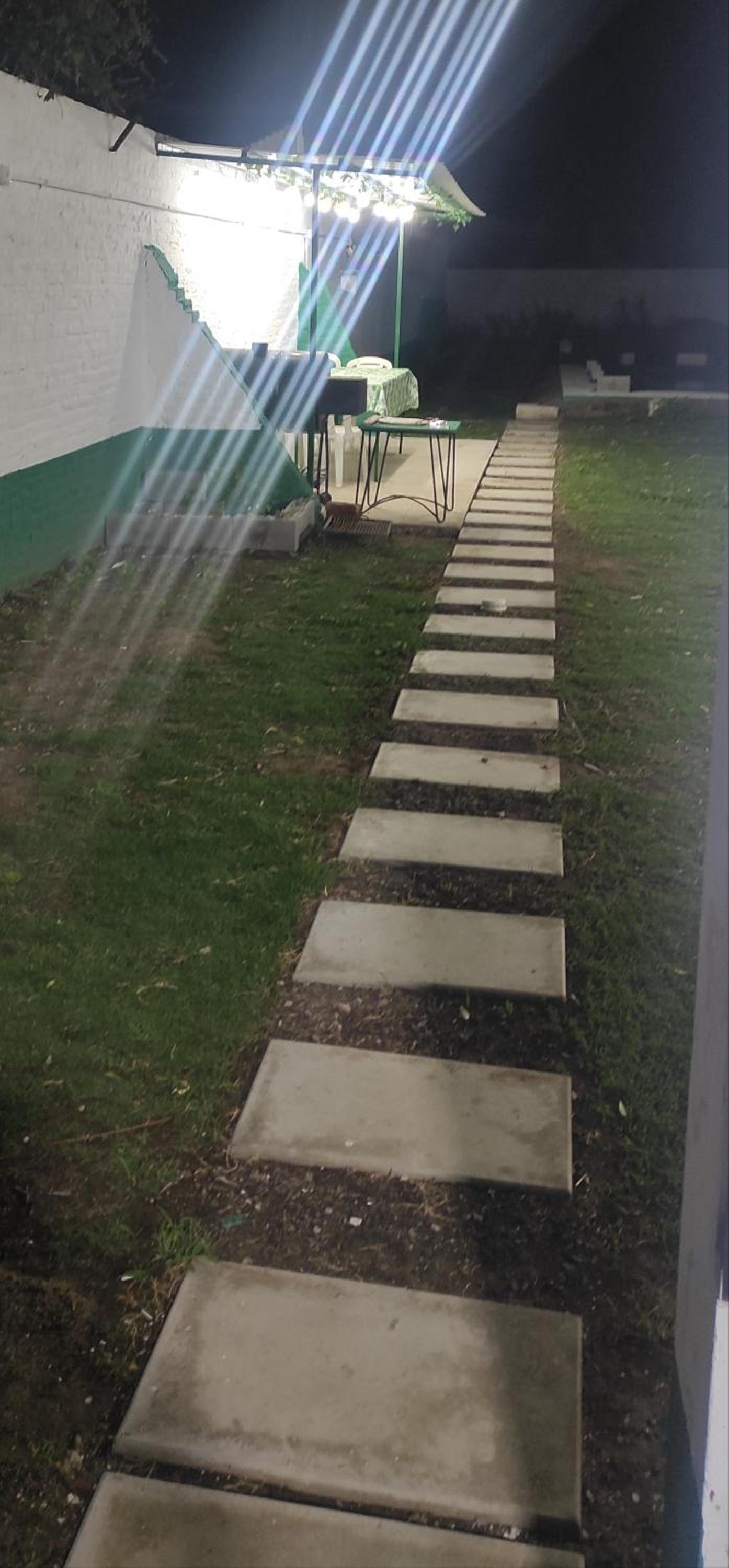Casa con pileta a 21 minutos de aeropuerto de Ezeiza tranfer opcional las 24 horas amplio parque para mascotas
