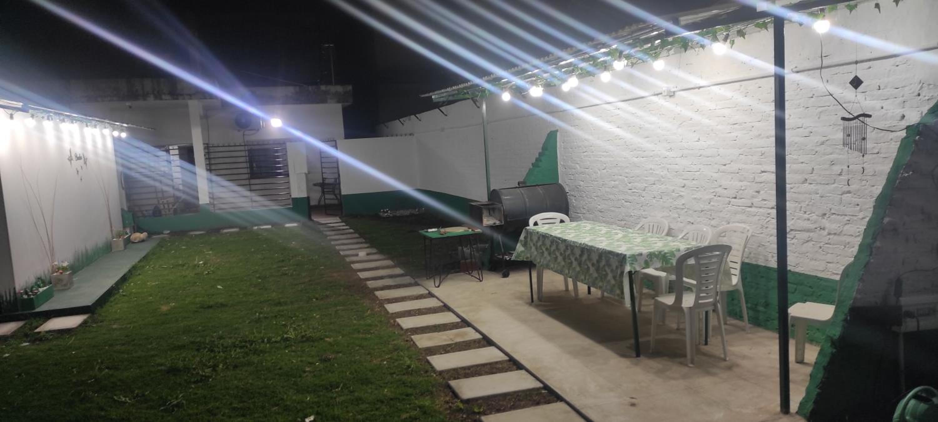 casa a minutos del aeropuerto de Ezeiza sobre avenida OPCION TRANFER LAS 24 HORAS DESDE Y HACIA EL AEROPUERTO DE EZEIZA amplio parque para mascotas rejas y