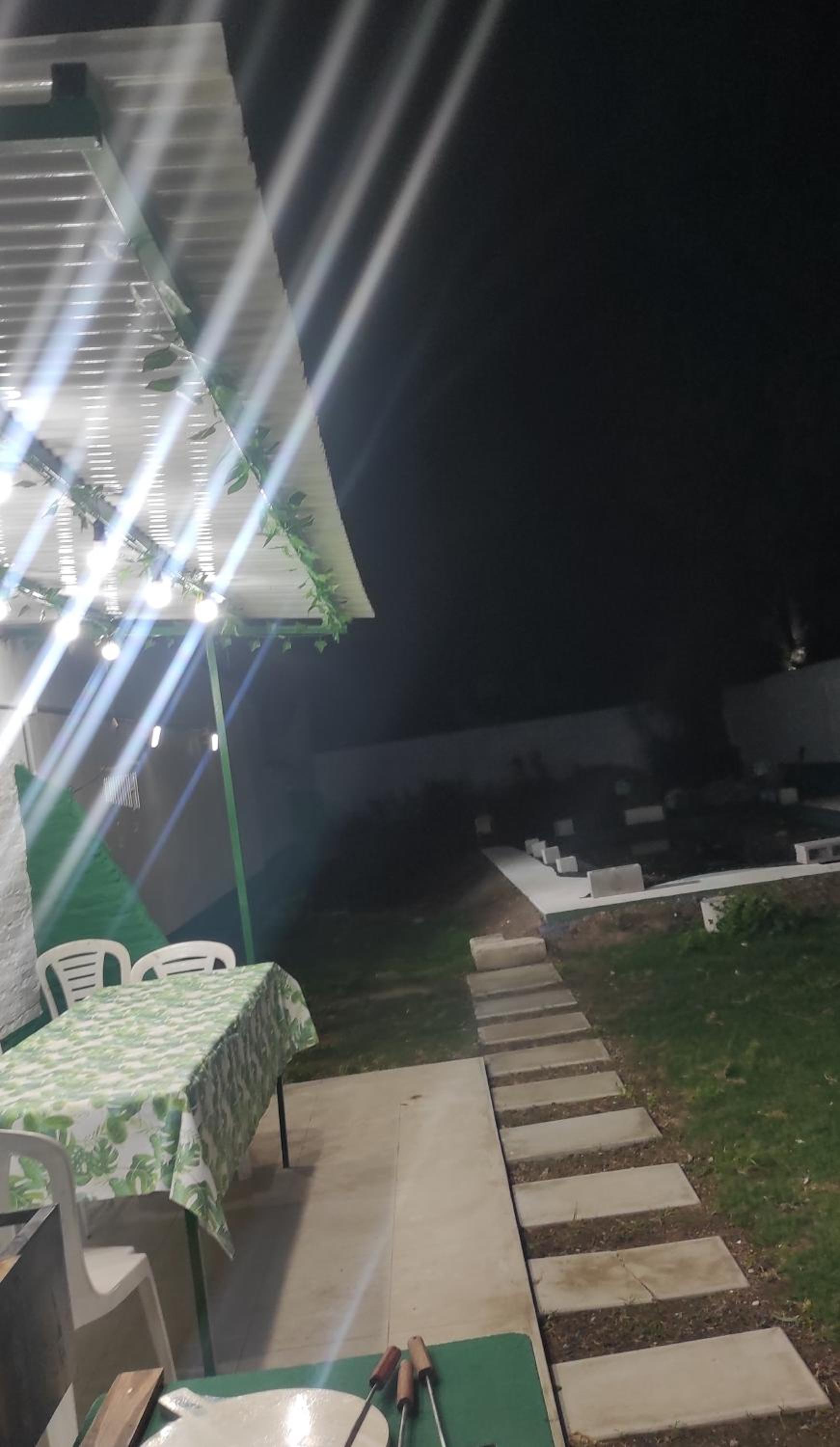 casa con garaje rejas pileta y camaras a 24 minutos del aeropuerto Ezeiza Amplio parque para mascotas tranfer las 24 horas