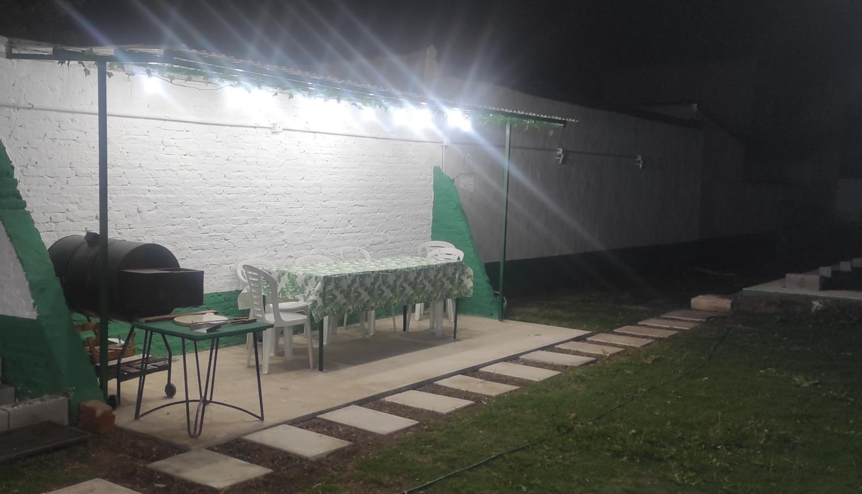 casa con garaje rejas pileta y camaras a 24 minutos del aeropuerto Ezeiza Amplio parque para mascotas tranfer las 24 horas