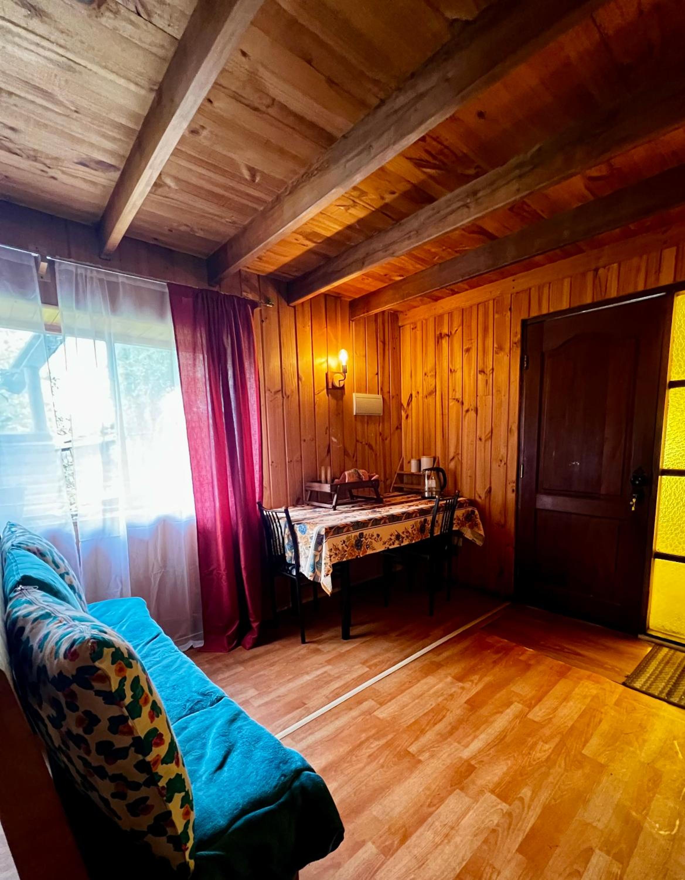 Casa con habitación privada y baño con ducha