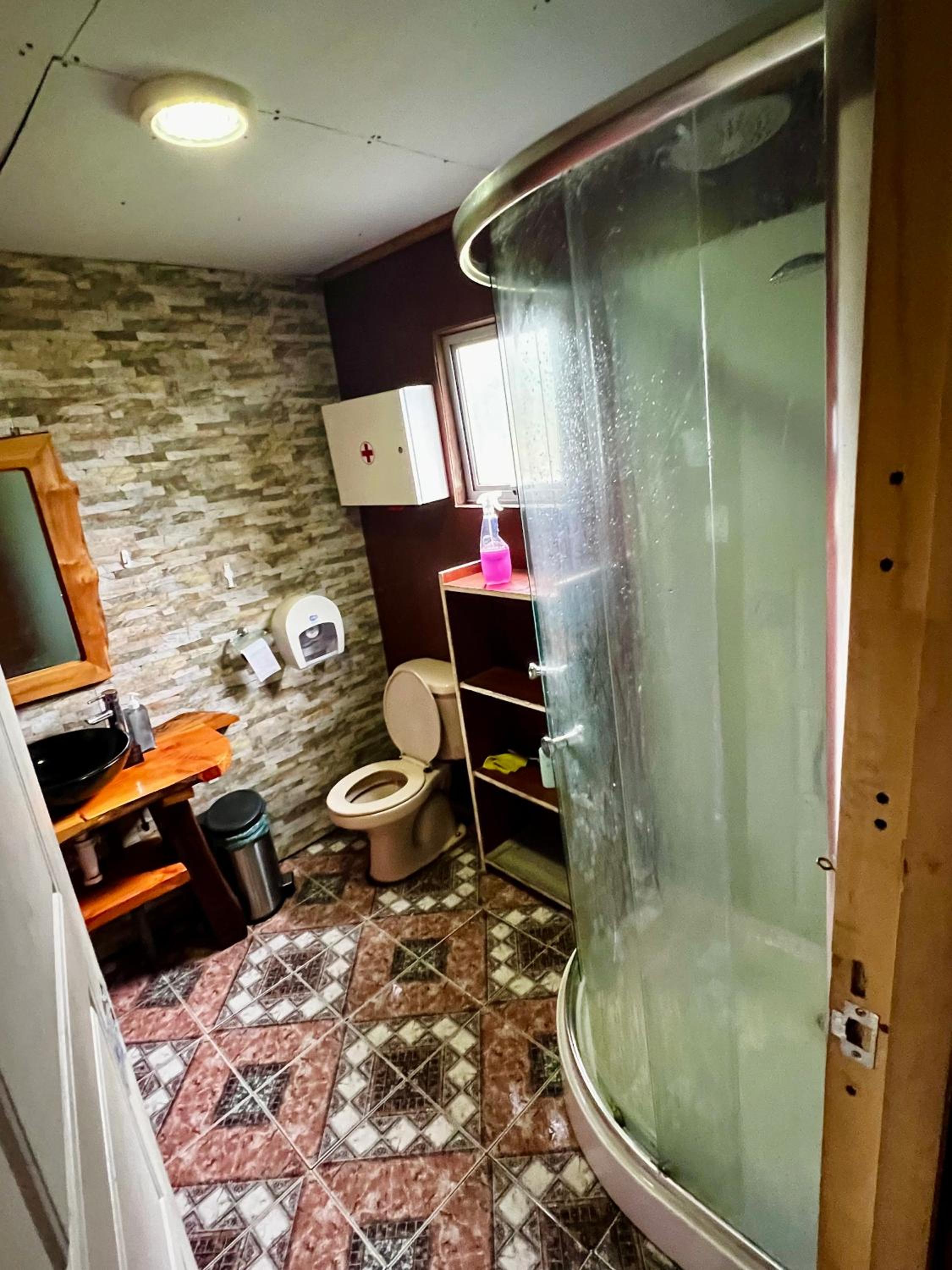 Casa con habitación privada y baño con ducha