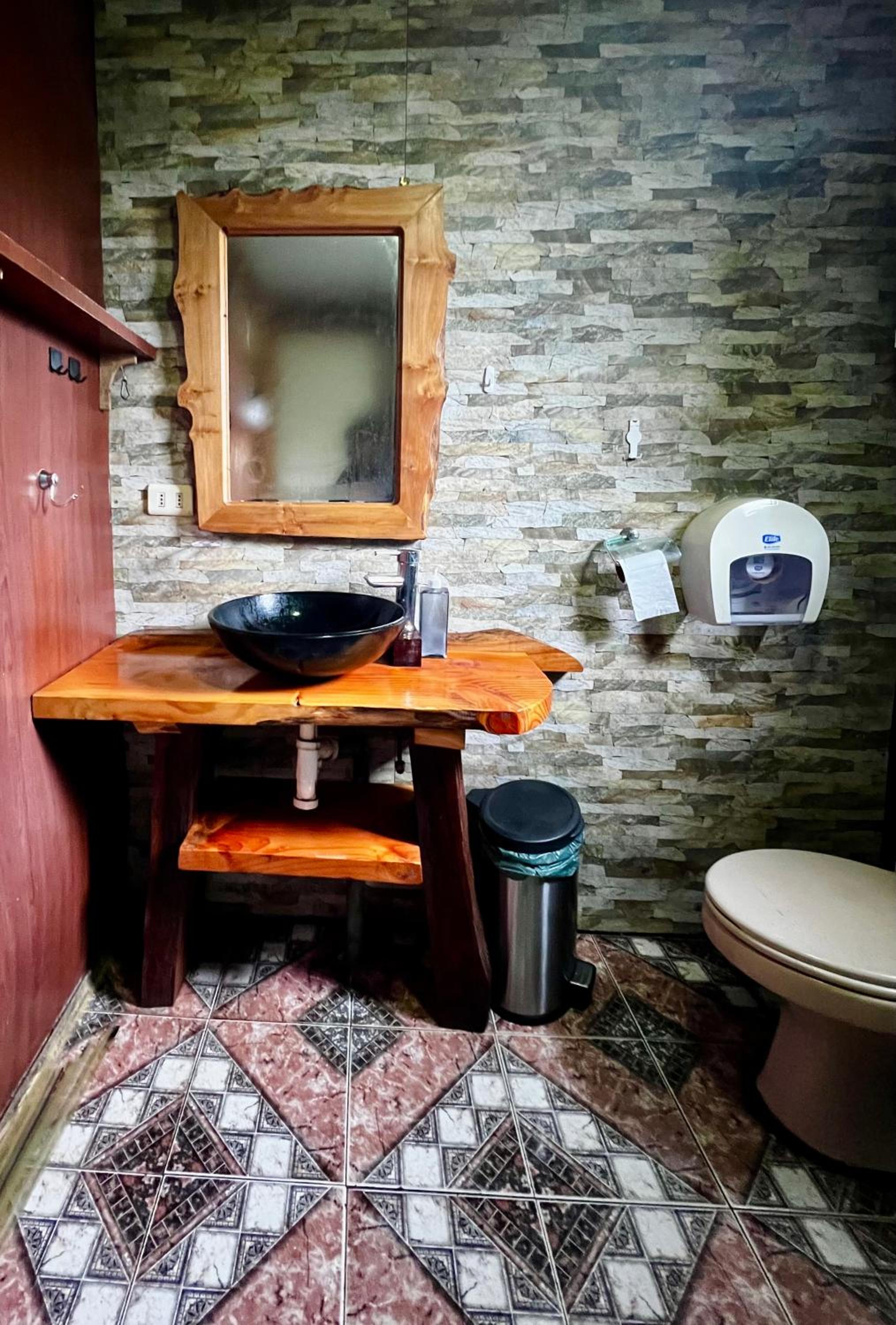 Casa con habitación privada y baño con ducha