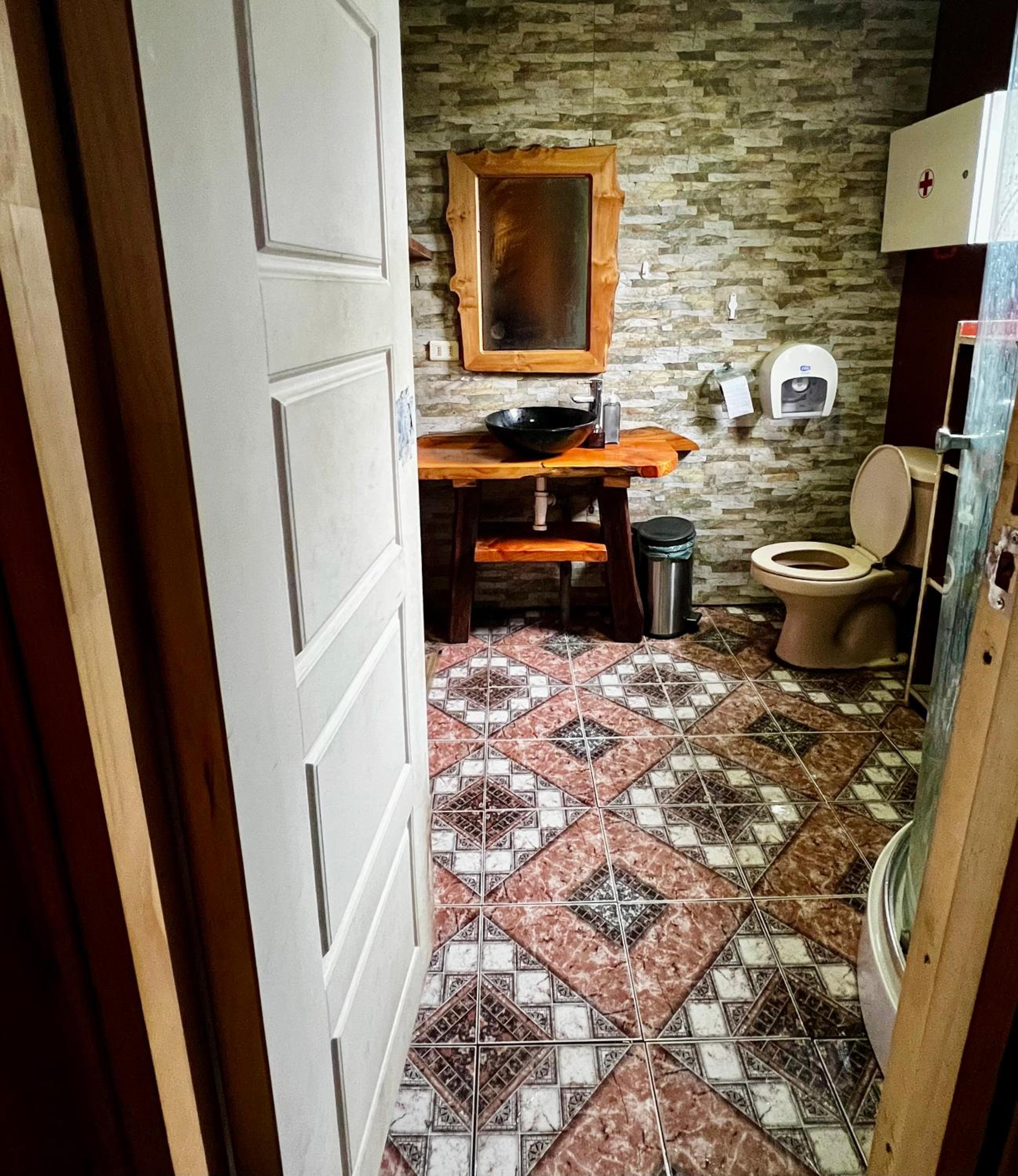 Casa con habitación privada y baño con ducha