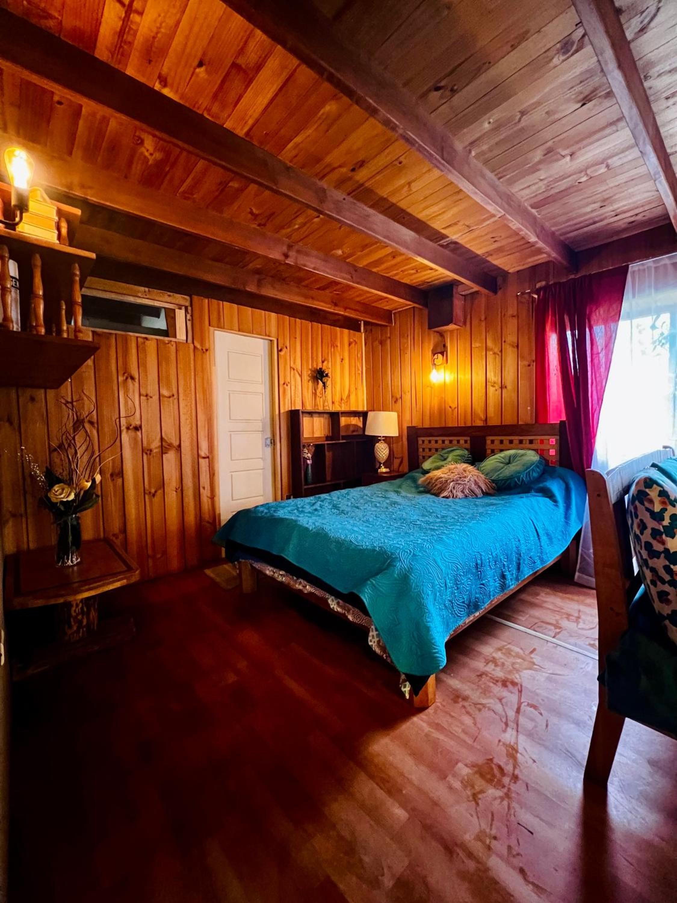 Casa con habitación privada y baño con ducha