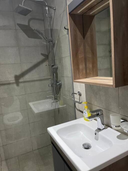 Luxury Cantonments Henriettas 1-bedroom apartment in Accra - FiveHills homes view 2