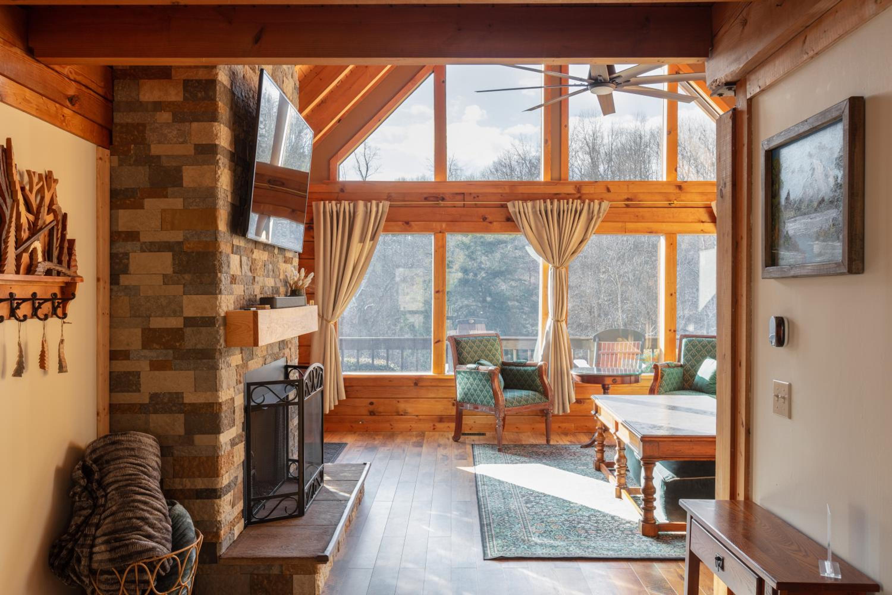 Sweet Pines Cabin - Sleeps up to 8 view 4