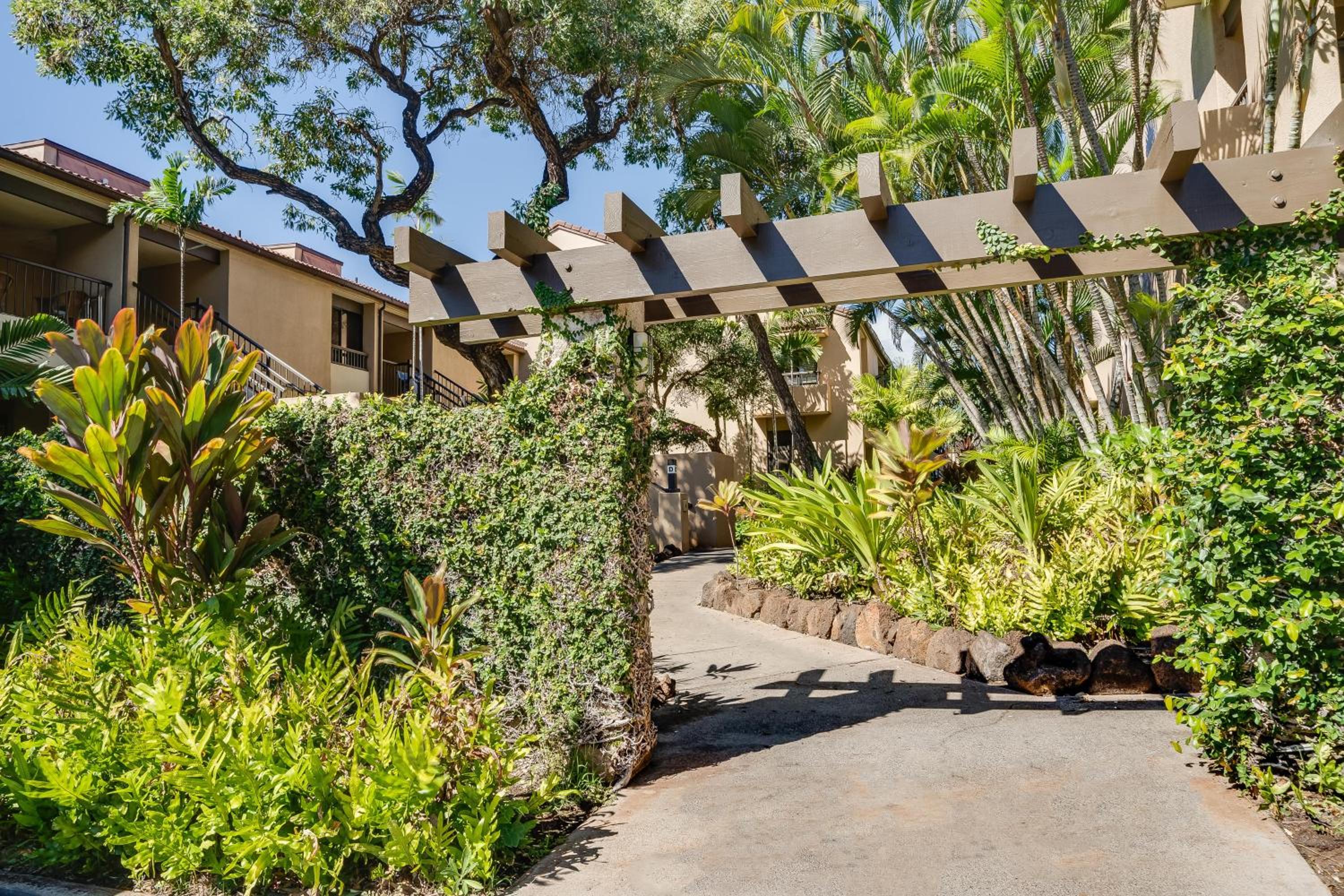 Kaanapali Royal A303 · KRL A303 Relaxing Hawaiian 2BD on Golf Co