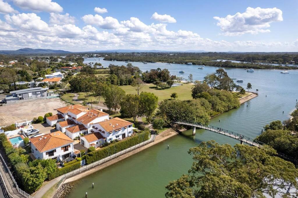 Villa Aqua - 3 bedroom Waterfront on Noosa Canal