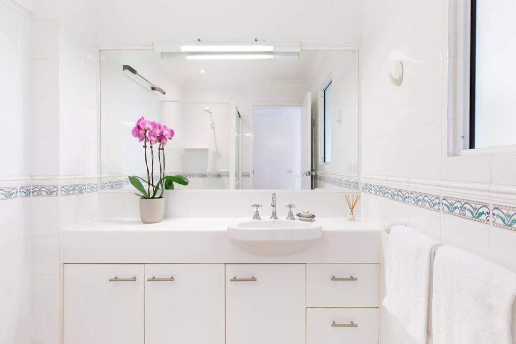 Villa Aqua - 3 bedroom Waterfront on Noosa Canal