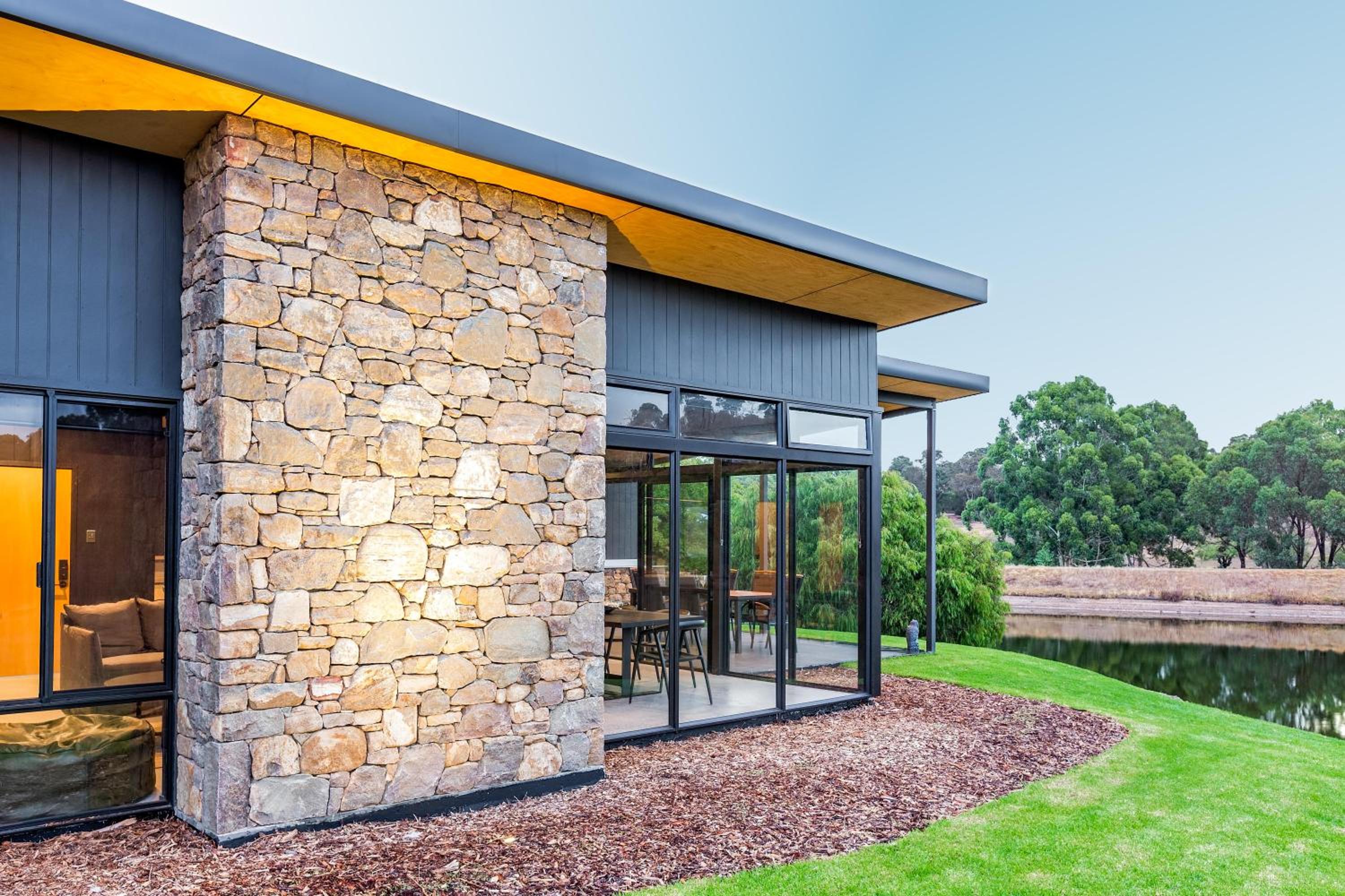 Artisan Koorabin - Lakeside Luxe Retreat next to Spa