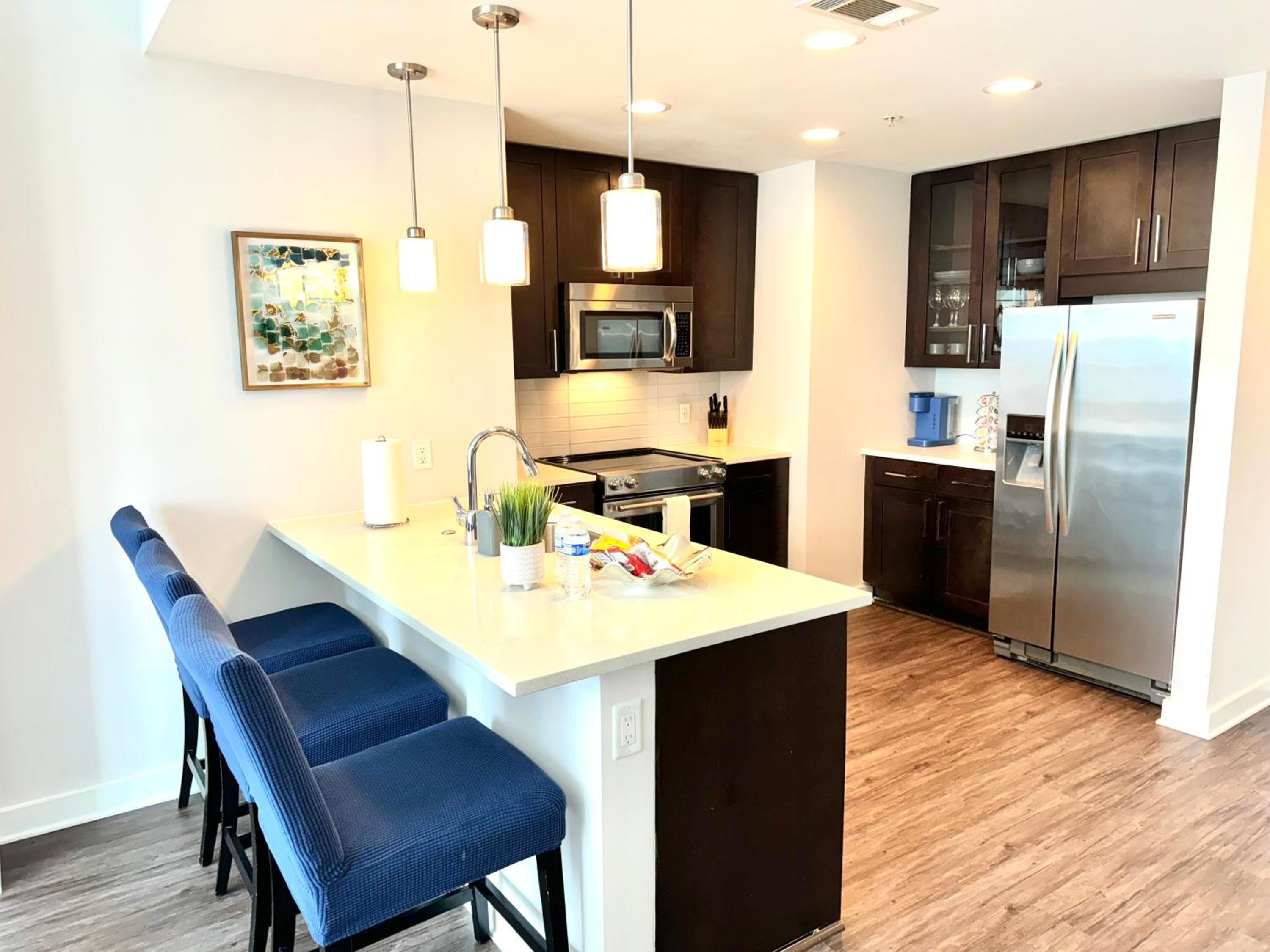 Skyline Retreat Penthouse, Top Floor, Year round Pool, City View!