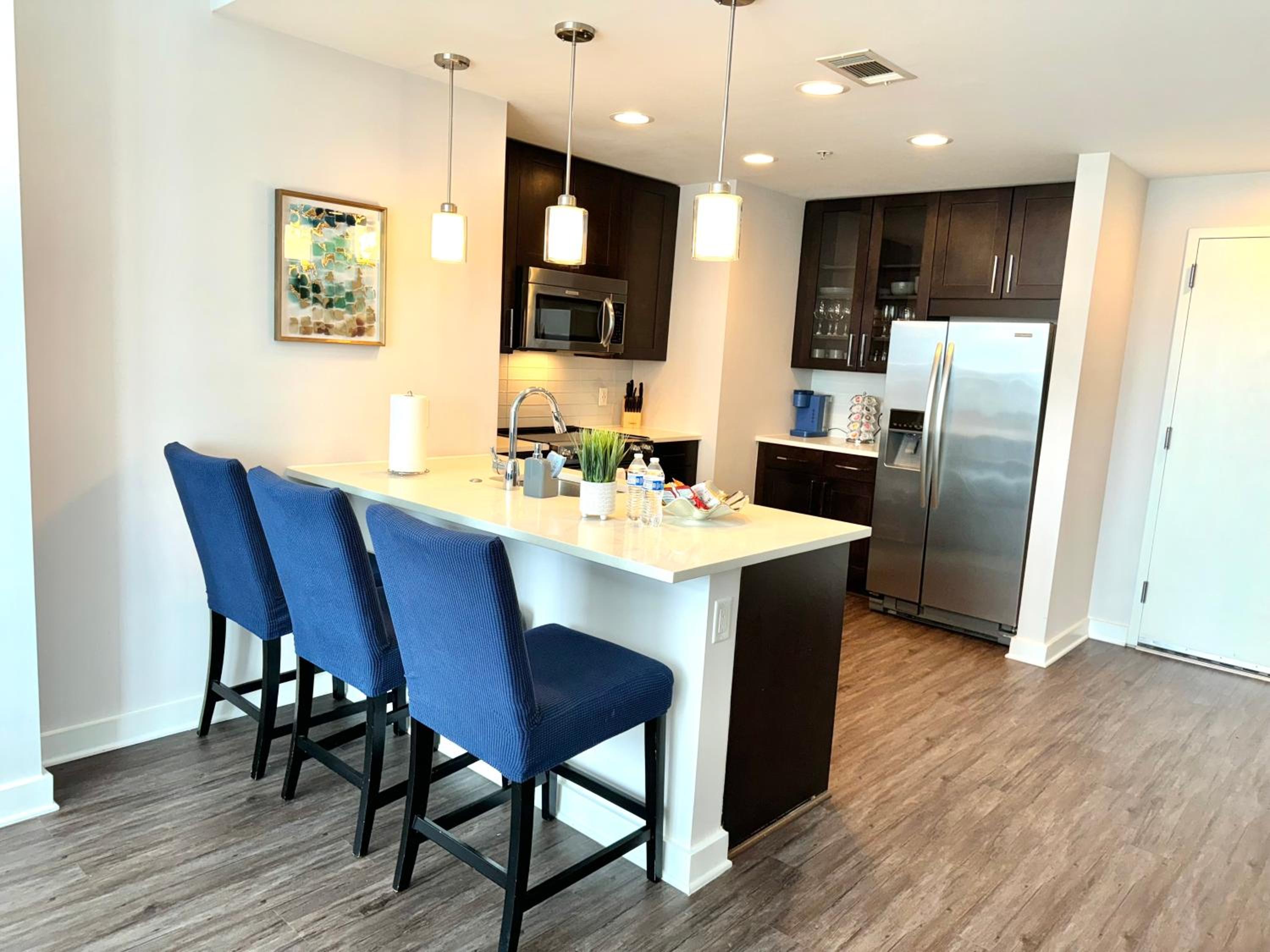 Skyline Retreat Penthouse, Top Floor, Year round Pool, City View!