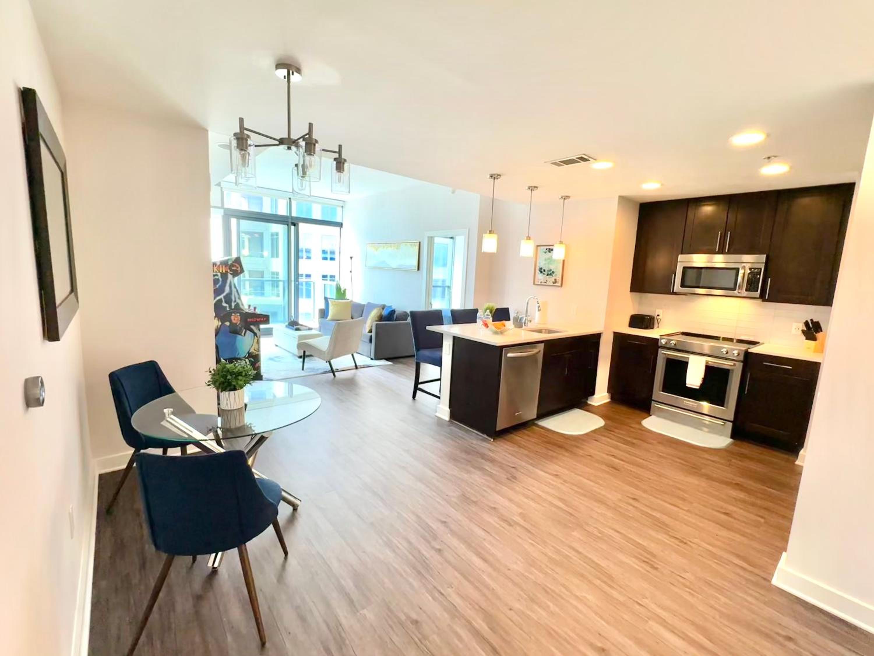 Skyline Retreat Penthouse, Top Floor, Year round Pool, City View!