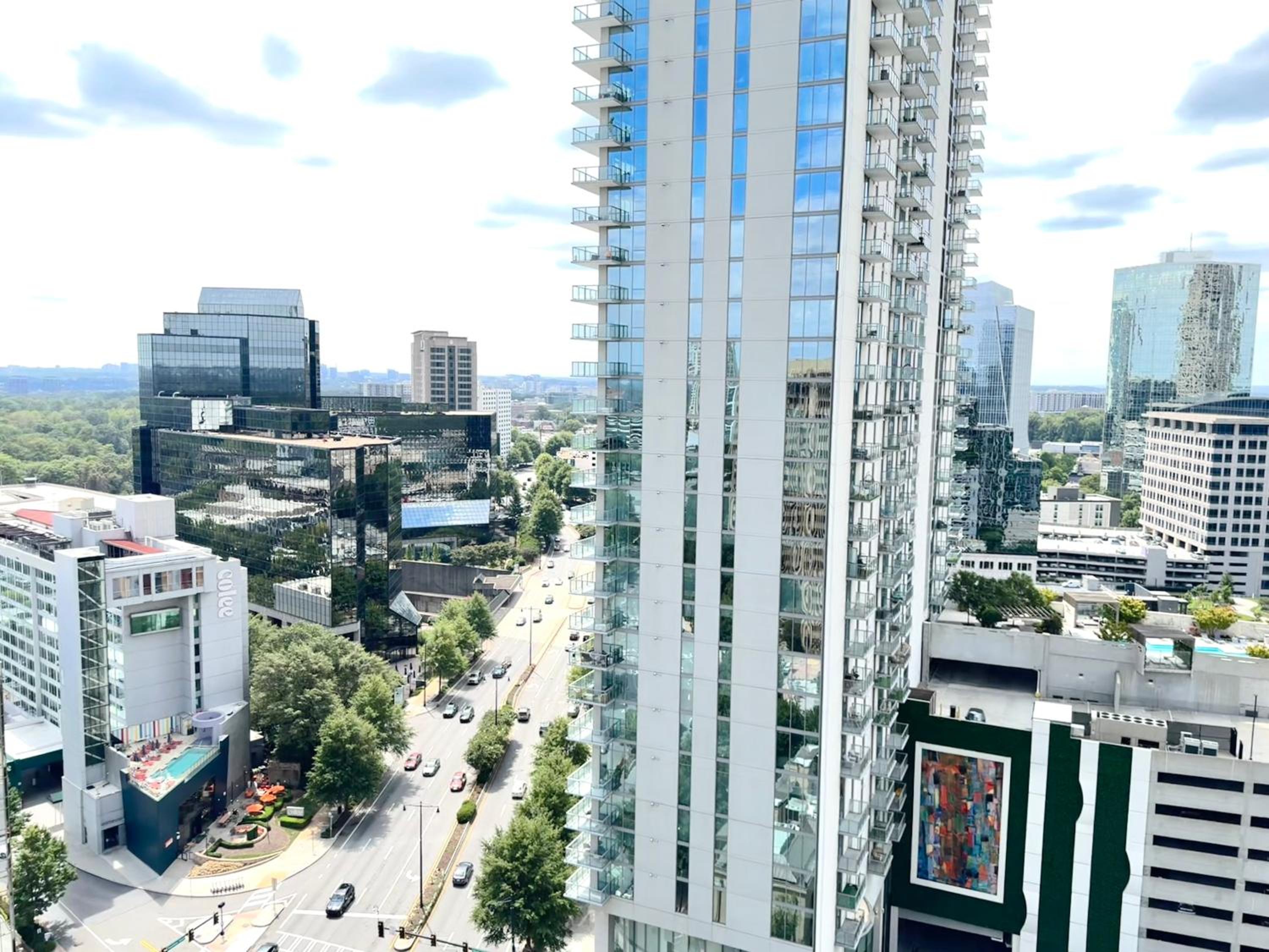 Skyline Retreat Penthouse, Top Floor, Year round Pool, City View!