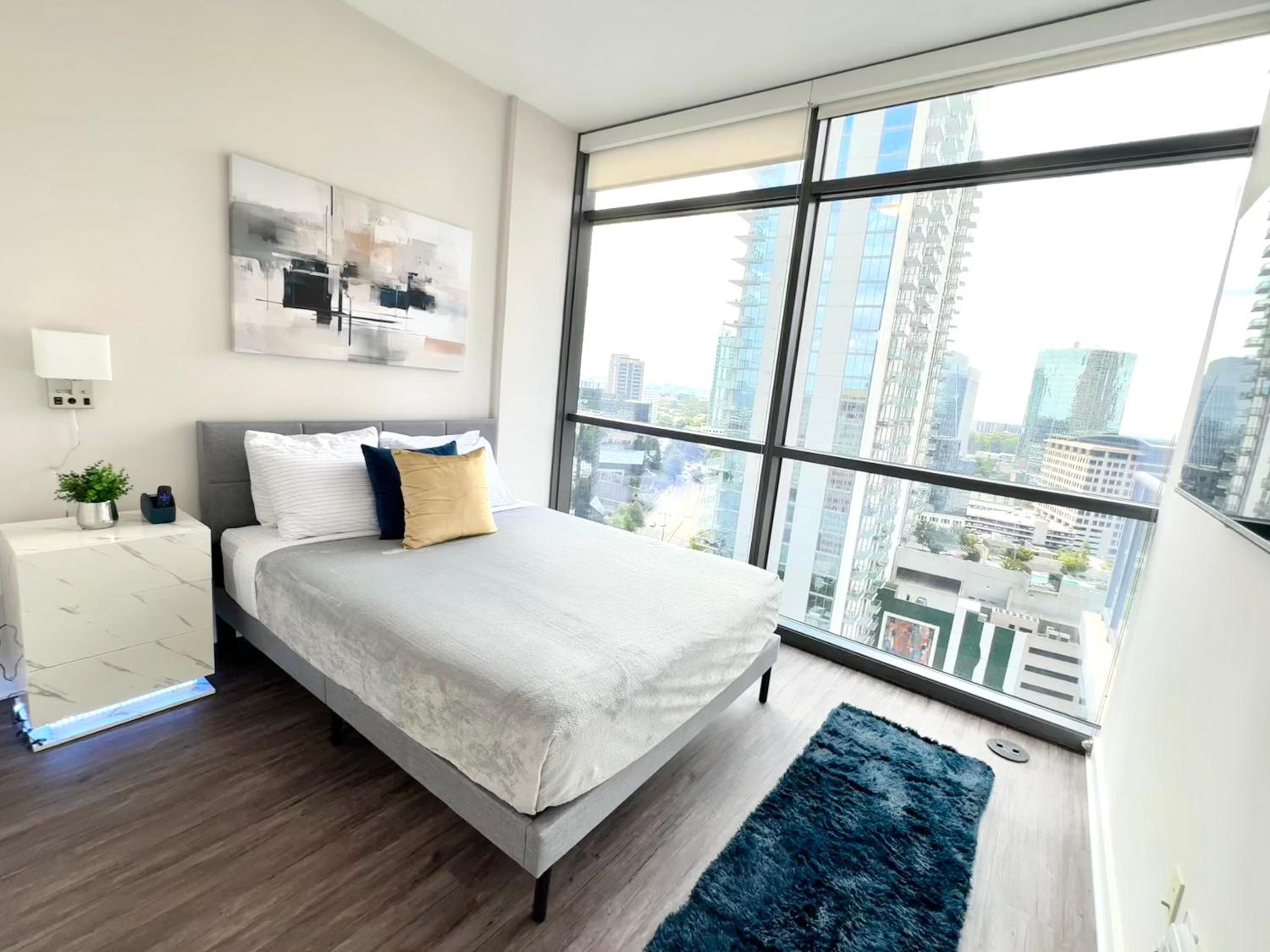 Skyline Retreat Penthouse, Top Floor, Year round Pool, City View!