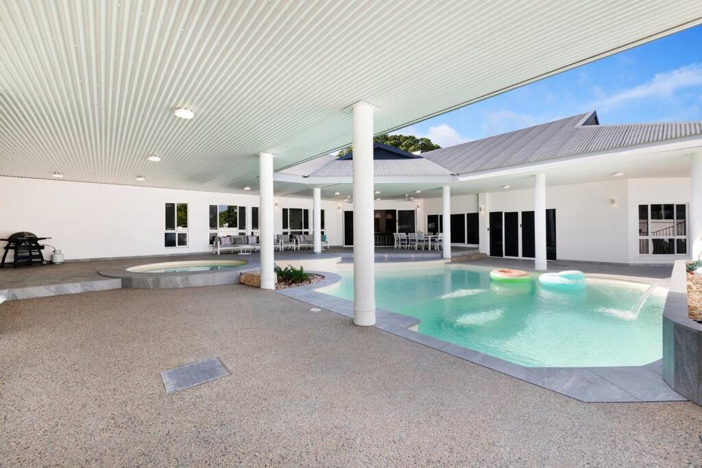 Majestic Manor 5BR Stylish Super Home - Private Pool - BBQ