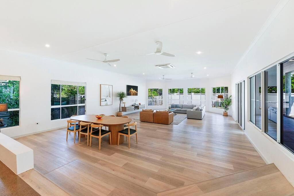 Majestic Manor 5BR Stylish Super Home - Private Pool - BBQ