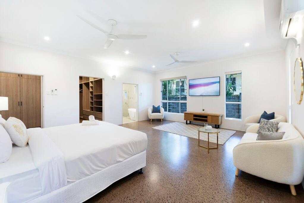 Majestic Manor 5BR Stylish Super Home - Private Pool - BBQ