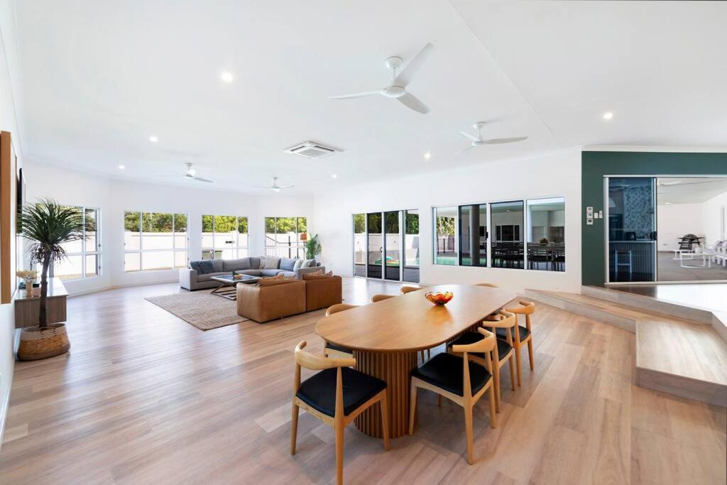 Majestic Manor 5BR Stylish Super Home - Private Pool - BBQ