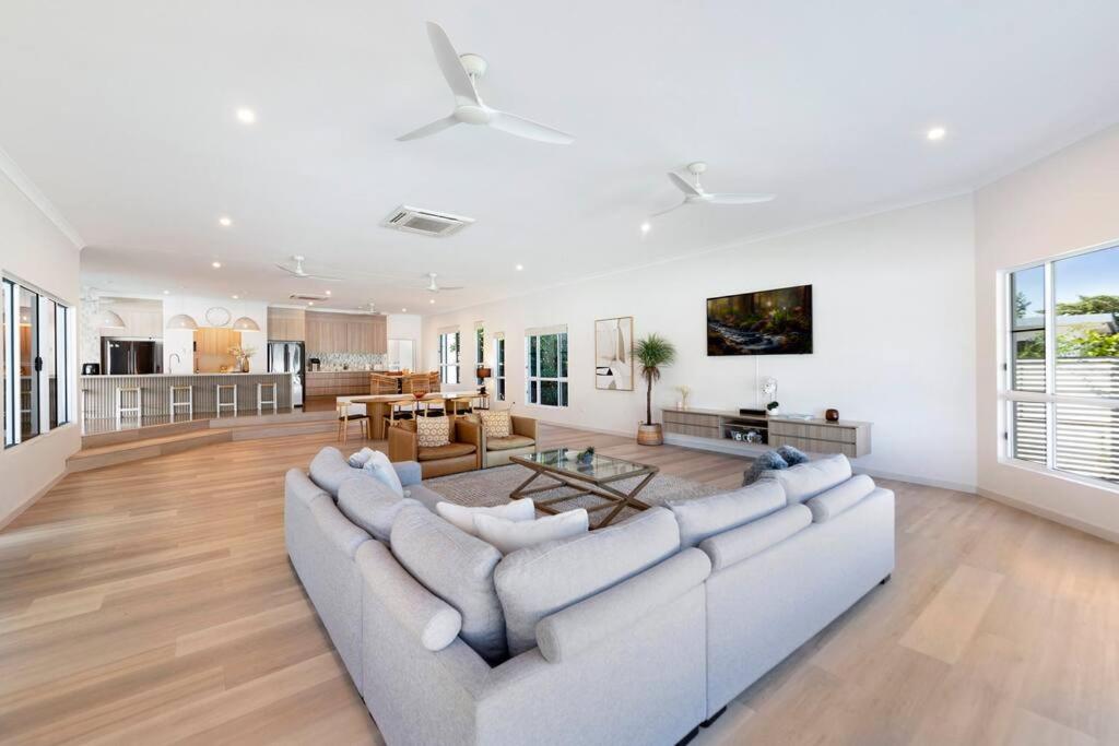 Majestic Manor 5BR Stylish Super Home - Private Pool - BBQ